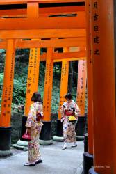 JT-Japan-Kyoto-Fushimi-Inari-Shrine-Torii-Gates-Women-2019-3608-DS.JPG